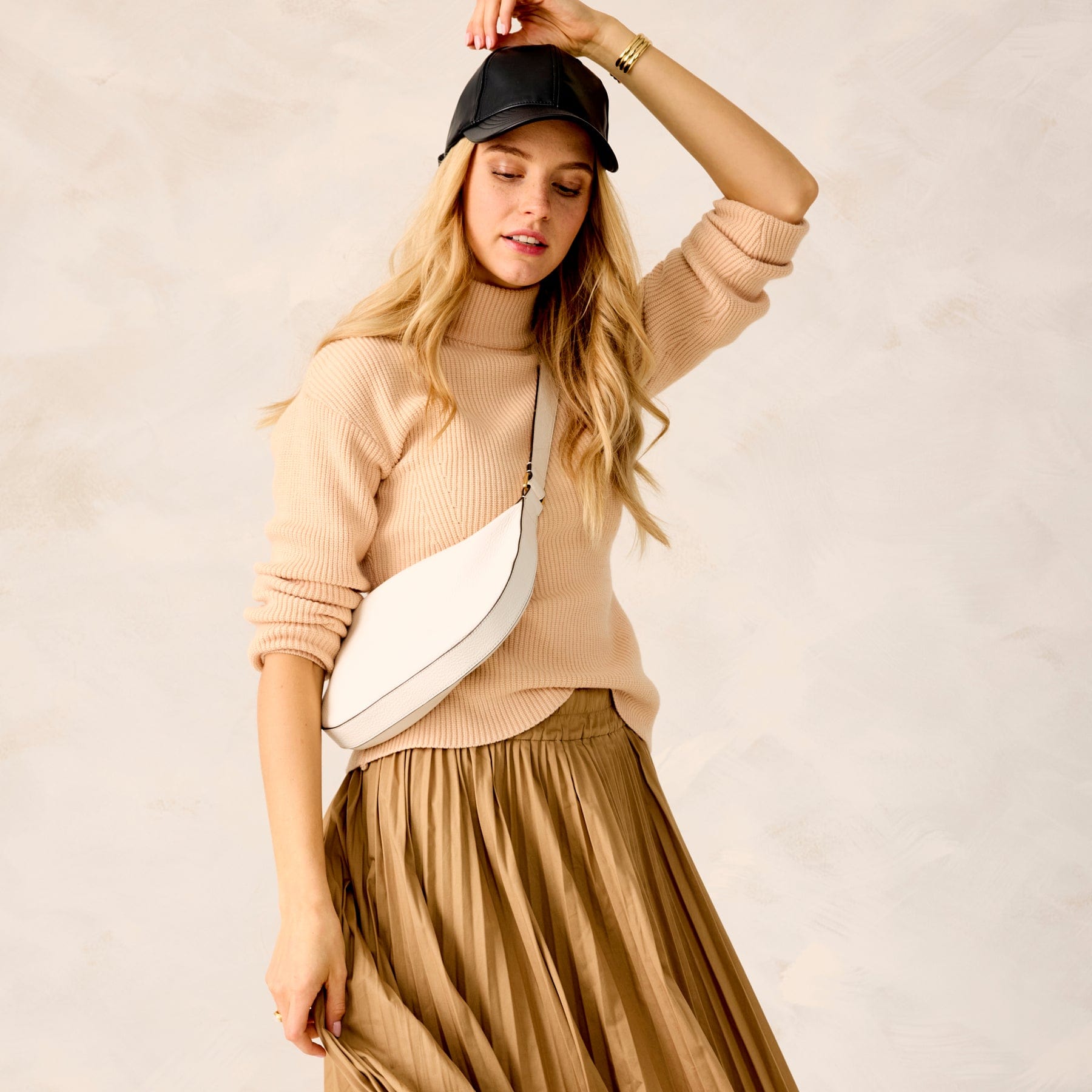 Bradley ベージュ ショルダーバッグ Astoria Shoulder Bag - Leather | Vera Bradley