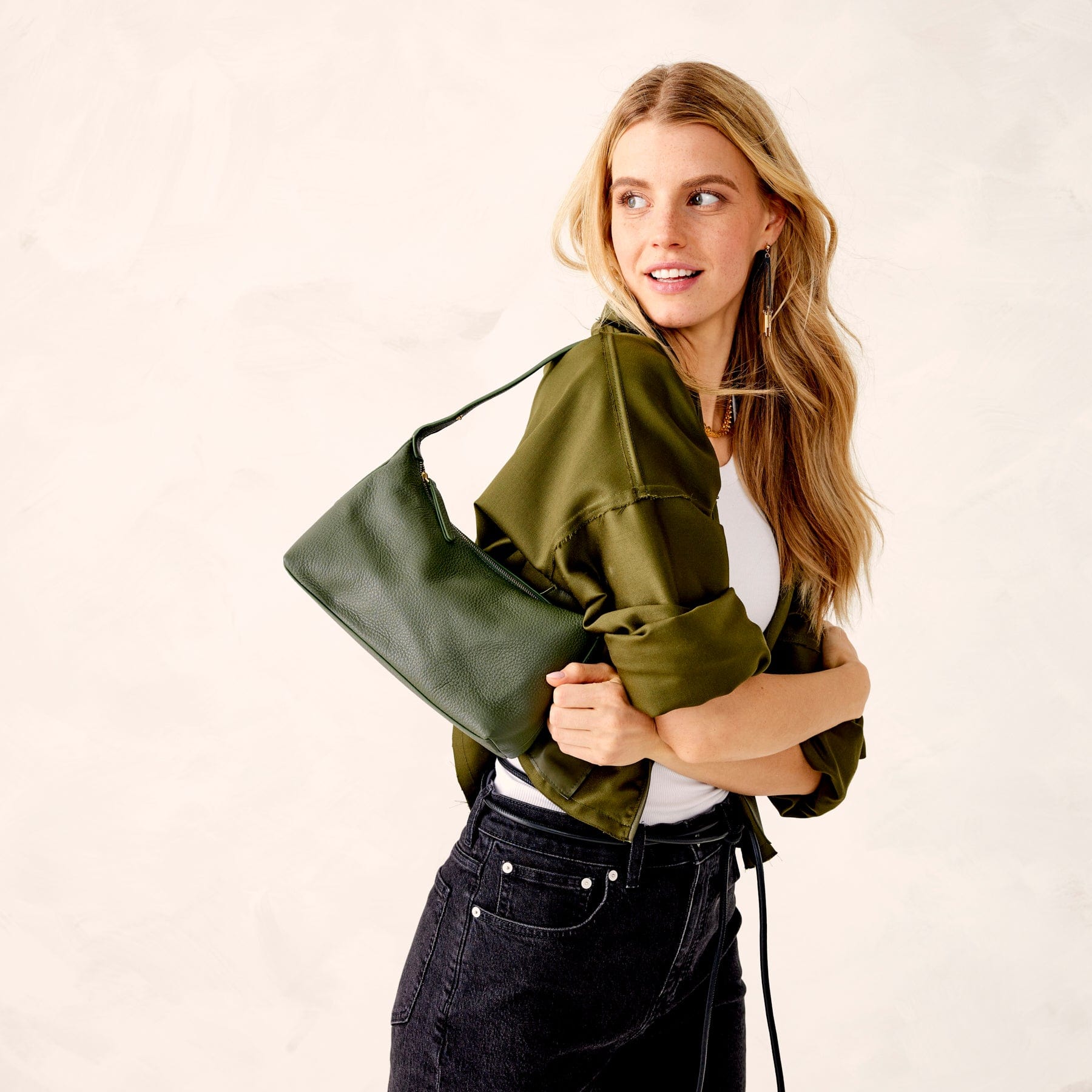 Carpenter BC-γ75-190 グリーンラメバック/シルバーサイド Roxbury Crescent Shoulder Bag - Leather | Vera Bradley